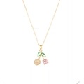 Détail du collier pendentif cerise avec pierres roses et feuilles vertes sur chaîne dorée - X4555