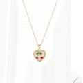 Detail van de gouden hartvormige hanger met rode kersen en groene bladeren email - X4451