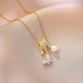 Elegante Halskette aus Goldtitan mit Schmetterling, weißer Perle und Zirkonia-Kristallen - Gold - Schmetterling Künstliche Perle Halskette