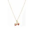 Detail van gouden ketting met kersen hanger van rode hartvormige stenen en kleine zirkoon - X4550