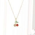 Elegante gouden titanium ketting met een sprankelende kersenhanger met rode en groene zirkoon - Rood