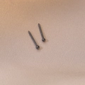 Paar minimalistische schwarze Keramik-Ohrstecker auf strukturiertem champagner Stoff - 2.0mm / Schwarz