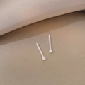 Minimalistische weiße Bio-Keramik Ohrstecker auf einem seidigen beigen Stoff - 2.0mm / Weiß