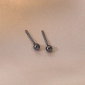 Minimalistische schwarze Keramik-Ohrstecker auf elegantem champagnerfarbenem Seidenstoff - 4mm / Schwarz