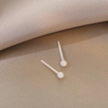 Minimalistische cremeweiße Keramik-Herzohrringe mit hypoallergenen Rundsteckern - 3mm / Weiß