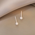 Minimalistische weiße Biokeramik-Kugelohrstecker für die Ohrlochpflege, Set mit zwei Stück - 4mm / Weiß