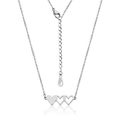 Détail macro du collier à trois cœurs entrelacés argenté avec poinçon 18KGP - Couleur Acier (N460)