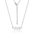 Vue détaillée du collier triple cœur argenté avec gravure 18KGP sur l'attache - Couleur Acier (N462)