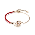 Rotes geflochtenes Seil und roségoldene Kette Armband mit diamantbesetzten Doppelringen - Rote Kordel Doppelring Muschel / Roségold Gespleißt (B1422)