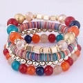 Set di bracciali multistrato bohémien con perline heishi colorate e dettagli dorati - Colorato
