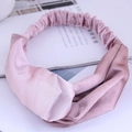 Dettaglio della fascia in raso rosa chiaro con design a nodo e trama elastica morbida - Rosa (5#)
