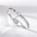Detailed view of titanium steel clover bracelet with heart motifs and inset zirconias - Four-Leaf Clover Heart Style (TT0952-2) / Silver
