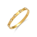 Détail d'un bracelet en acier titane doré avec 5 zircons ronds et fermoir à charnière - Style Or 5 Pierres Rondes Claires (TT0613)