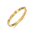 Vue détaillée d'un bracelet étoile en acier titane doré avec pierres de zircone incrustées - Style Étoile Zircone Dorée (TT0611)