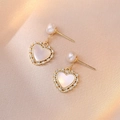 Eleganti orecchini a cuore con perle d'acqua dolce e madreperla in finitura dorata - Stile Cuore Conchiglia Perla d'Acqua Dolce (E0273)