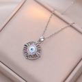 Détail du pendentif mauvais œil avec gemmes colorées dans une boîte cadeau en velours - Couleur Argent Style Œil de Turquie Rayon de Soleil (X1325)