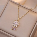 Gouden bloemenketting met paarse zirkoon kristallen en bladdetail in een sieradendoosje - X1151-gold purple