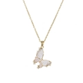 Elegante collar dorado con colgante de mariposa en nácar blanco y detalles de circón - Mariposa de Concha Blanca Dorada (X4313)