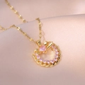 Collier avec pendentif coeur doré et zircons roses sur fond en satin rose élégant - Collier Coeur Rose (Couleur Or)
