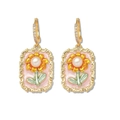 Boucles d'oreilles tournesol en émail rose avec perle et cadre doré vintage - Boucles d'oreilles roses