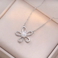 Collana a fiore in argento con petali di zircone e perla d'opale in confezione regalo - Ciondolo a Fiore d'Argento (X2316)