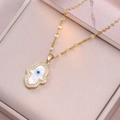Collier Hamsa doré avec nacre blanche et œil bleu porte-bonheur dans un coffret à bijoux - Collier Main de Fatima Doré (X3365)
