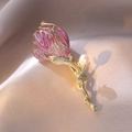 Makro-Detail der Tulpen-Brosche mit rosa Farbverlauf-Blütenblättern und Perlenakzent - Rosa Lila Verlaufs-Tulpen Stil (10)
