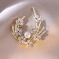 Eleganter Gold-Blumenanstecker mit weißer Süßwasserperle und funkelnden Zirkonia-Blüten - Sechsblättriger Pave-Diamantblumen Stil (12)