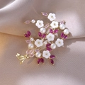 Detailansicht der Blumenstrauß-Brosche mit weißen Perlmuttblüten und rosa Zirkon-Blättern - Muschelblumenstrauß Perlen Stil (11)