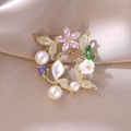 Detail einer Blumenbrosche mit Süßwasserperlen und rosa Kristallen auf Satinstoff - Rosa Muschelkristallstein Stil (9)