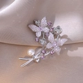 Details einer Feder-Blumen-Brosche mit lila Zirkonia und weißer Perle auf Seide - Rosa Lila Schmetterling Silber Stil (7)