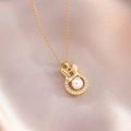 Elegante goldene Titankette mit Kaninchen-Anhänger, Perle und winzigen Zirkon-Akzenten - Kaninchen Halskette (X3373)