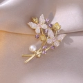 Eleganter goldener Feder-Anstecknadel mit lila Steinen und einer echten Süßwasserperle - Lila Schmetterling Blumen Stil (5)