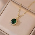Élégant collier en acier titane doré avec pendentif ovale en zircon vert et cristaux - Collier en Zirconium Vert Émeraude