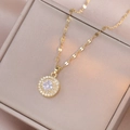 Elegante Halskette aus Gold Titanstahl mit doppeltem Halo Rundzirkonia Anhänger - Halskette + Ohrringe Set / Gold Blume Halsketten Set (X3428)