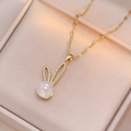 Collier lapin doré avec oreilles en zircon et perle blanche sur une fine chaîne dorée - Perle Artificielle de Sirène (X0903)