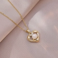 Collar de corazón dorado con perla blanca y cristales sobre tela de seda rosa - Estilo Corazón de Perla (X3857)