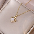 Collar de corazón dorado en acero de titanio con perla elegante y acentos de cristales - Estilo Corazón Hueco de Perla (X3859)