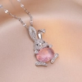Collier pendentif lapin avec pierre rose et pavé de cristaux sur soie de couleur champagne - Argent
