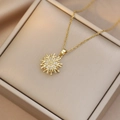 Elegante goldene Schneeflocken-Halskette mit Zirkonia auf einer luxuriösen Seidenbox - Goldene Schneeflocken Halskette (X0866)