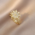 Eleganter vergoldeter Schneeflockenring mit funkelnden Zirkonsteinen auf Champagner-Satin - Schneeflocken Design Ring (J0534)