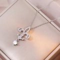 Élégant collier argenté fleur de lys en forme de cœur avec zircon et diamant solitaire - Style Fleur-de-lis (X3512) / Argent