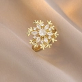 Exquisiter goldener Schneeflocken-Ring mit Zirkonia auf champagnerfarbenem Seidenhintergrund - Schneeflocke Ring (J0772) / Gold