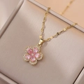 Rosa birnenförmiger Edelstein-Blütenanhänger an Goldkette mit Zirkonia-Details - Rosa Blumenhalskette (X0965)