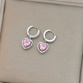 Detalle de pendientes de corazón rosa con micro-pavé de cristales en metal plateado - Pendientes de corazón rosa