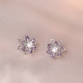 Elegante Blumen-Ohrstecker mit lila Zirkonia im Marquise-Schliff und zentraler Perle - Lila Silber Gänseblümchen Ohrringe
