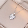 Collier pendentif cœur en argent avec zircons brillants dans un écrin en satin beige - Argent