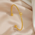 Detailed macro view of gold-plated daisy flower bangle with rhombus cut textures - Golden Daisy Artificial Pearl Center Style (TT1008-)