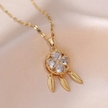 Collana acchiappasogni dorata con zirconi a cuore e tre ciondoli a piuma incisi - Stile Fiore Acchiappasogni (X1006) / Oro
