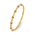 Detail van de goudkleurige bamboe armband met rode kristallen op een witte achtergrond - Goud Rood (TT0980-Gold Red-3)